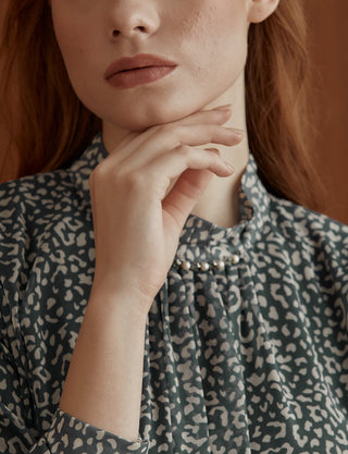 FRILLED NECK PATTERNED BLOUSE